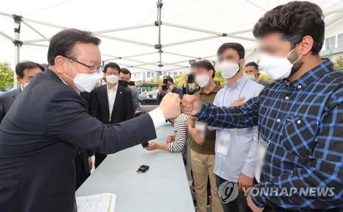 인재개발원 수용 아프간인 격려하는 김부겸 총리[촬영 김주형 기자]