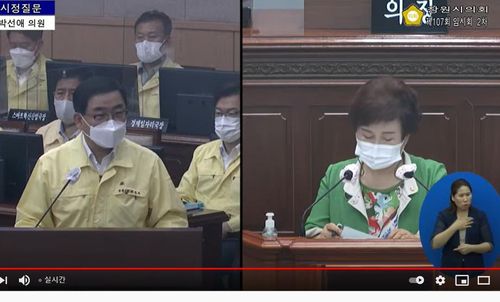 시정질문 답변하는 허성무 시장(왼쪽)과 시정질문하는 박선애 의원[창원시의회 유튜브 방송 캡처]