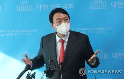 국민의힘 윤석열 대선 경선 예비후보가 8일 오후 서울 여의도 국회 소통관에서 '고발사주' 의혹 관련 기자회견을 마치고 취재진 질문에 답하고 있다. [연합뉴스 자료사진]