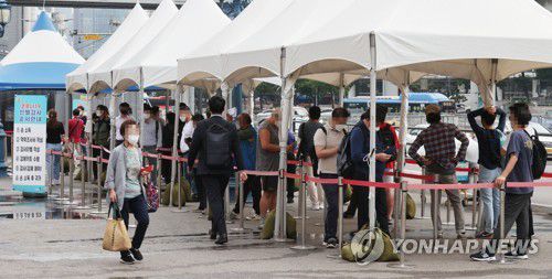 신규확진 1천892명, 66일째 네 자릿수…수도권 확산세 지속(서울=연합뉴스) 한종찬 기자 = 10일 서울역 광장에 마련된 신종 코로나바이러스 감염증(코로나19) 임시 선별검사소에서 검사를 받으려는 시민들이 줄을 서고 있다. 2021.9.10 saba@yna.co.kr