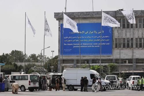 카불의 공항에 걸린 탈레반 깃발. [AFP=연합뉴스]