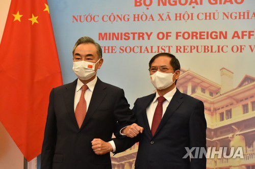 중국-베트남 외교장관 회담(신화=연합뉴스) 왕이(王毅) 중국 외교담당 국무위원 겸 외교부장(좌)이 9월11일 베트남 하노이에서 부이 타잉 썬 베트남 외교장관과 회담하기 앞서 포즈를 취했다. 2021.9.12
