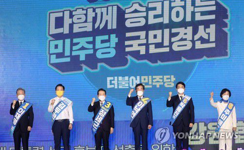 더불어민주당 강원권역 경선(원주=연합뉴스) 양지웅 기자 = 12일 오후 강원 원주시 오크밸리리조트 컨벤션센터에서 열린 더불어민주당 강원권역 순회경선 합동연설회에서 후보들이 포즈를 취하고 있다.     왼쪽부터 기호순으로 이재명, 김두관, 정세균, 이낙연, 박용진, 추미애 후보 2021.9.12 yangdoo@yna.co.kr