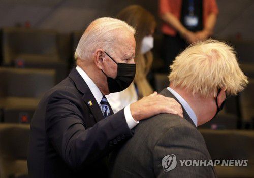 나토 정상회의서 다정히 대화 나누는 바이든·존슨[AP=연합뉴스 자료사진]