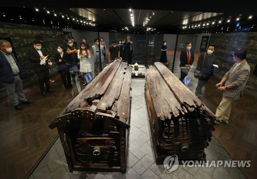 무령왕릉 특별전, 왕과 왕비의 목관(공주=연합뉴스) 홍해인 기자 = 공주 무령왕릉 발굴 50주년을 맞아 13일 충남 국립공주박물관에서 특별전 개막을 하루 앞두고 열린 언론 공개회에서 참석자들이 무령왕(왼쪽)과 왕비 목관 실물을 바라보고 있다. 2021.9.13 hihong@yna.co.kr