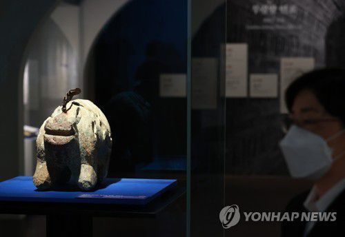 무덤을 지키는 상상의 동물 '진묘수'(공주=연합뉴스) 홍해인 기자 = 유네스코 세계유산인 무령왕릉 발굴 50주년을 맞아 13일 충남 국립공주박물관에서 특별전 개막을 하루 앞두고 열린 언론 공개회에서 국보인 '무덤을 지키는 상상의 동물 진묘수'가 전시돼 있다. 2021.9.13 hihong@yna.co.kr