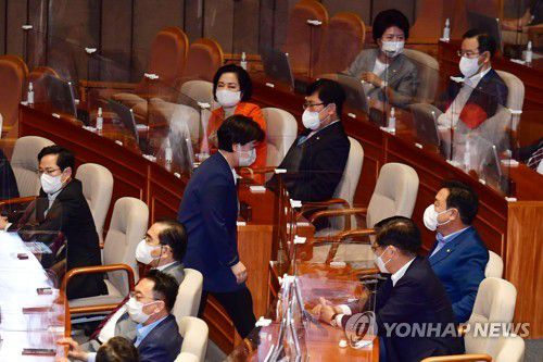 본인 사직안 표결 나선 국민의힘 윤희숙 의원(서울=연합뉴스) 안정원 기자 = 국민의힘 윤희숙 의원이 13일 국회 본회의에서 열린 본인의 사직안 표결에 앞서 신상 발언을 마친 뒤 투표를 위해 이동하고 있다. 2021.9.13 [국회사진기자단] jeong@yna.co.kr