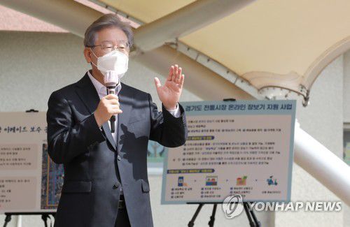 '장보고 배달특급' 앱 소개하는 이재명 지사(오산=연합뉴스) 이재명 경기도지사가 13일 오후 경기도 오산시 오색시장을 방문, 전통시장 배송 시스템인 '장보고 배달특급' 엡에 대해 설명하고 있다. 2021.9.13 [경기사진공동취재단] stop@yna.co.kr