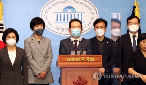 후보 사퇴 기자회견하는 정세균(서울=연합뉴스) 하사헌 기자 = 더불어민주당 대권 주자인 정세균 전 국무총리가 13일 서울 여의도 국회 소통관에서 경선후보 사퇴를 선언하는 기자회견을 하고 있다. 2021.9.3 toadboy@yna.co.kr