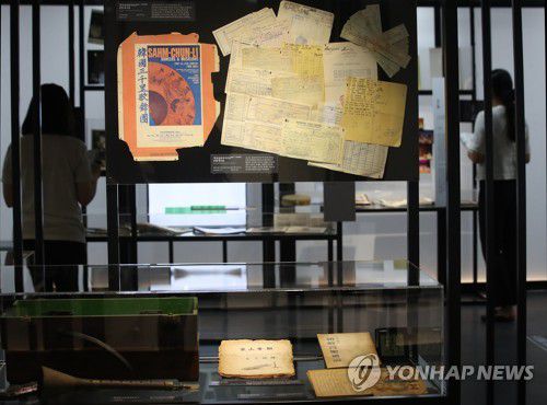 국립국악원 미공개 소장품전 개막(서울=연합뉴스) 강민지 기자 = 14일 오후 서울 서초구 국립국악박물관에서 '국립국악원 미공개 소장품전'기자간담회 참석자들이 전시를 둘러보고 있다. 2021.9.14 mjkang@yna.co.kr