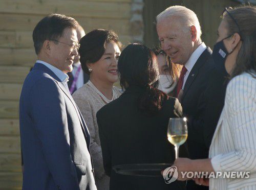 환담하는 문 대통령과 바이든 미국 대통령(콘월[영국]=연합뉴스) 이진욱 기자 = G7 정상회의에 참석 중인 문재인 대통령 부부와 조 바이든 미국 대통령이 12일 오후(현지시간) 영국 콘월 카비스베이 호텔 앞 해변에 마련된 만찬장에서 에어쇼를 기다리며 환담을 나누고 있다. 2021.6.13 cityboy@yna.co.kr