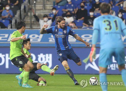전북 진영 돌파한 불투이스(울산=연합뉴스) 김용태 기자 = 10일 울산 문수축구경기장에서 열린 프로축구 하나원큐 K리그1 울산 현대와 전북 현대의 경기에서 울산 불투이스가 드리블 돌파 후 패스하고 있다. 2021.9.10 yongtae@yna.co.kr
