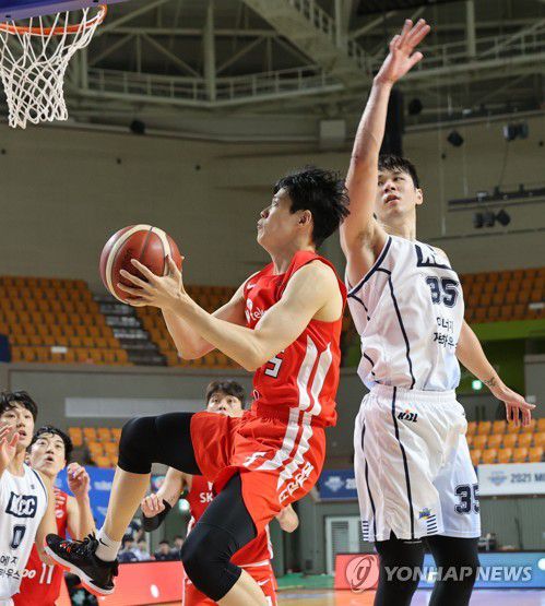 김선형, 날아올라(상주=연합뉴스) 이진욱 기자 = 13일 경북 상주체육관에서 열린 2021 MG 새마을금고 KBL컵대회 서울 SK와 전주 KCC 경기. SK 김선형이 슛을 하고 있다. 2021.9.13 cityboy@yna.co.kr