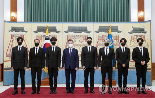 BTS와 기념사진 촬영하는 문 대통령(서울=연합뉴스) 최재구 기자 = 문재인 대통령이 14일 청와대에서 열린 미래세대와 문화를 위한 대통령 특별사절 임명장 수여식에서 그룹 BTS에게 임명장을 수여하고 기념사진을 촬영하고 있다. 왼쪽부터 뷔, 제이홉, 진, 문 대통령, RM, 슈가, 지민, 정국. 2021.9.14 jjaeck9@yna.co.kr