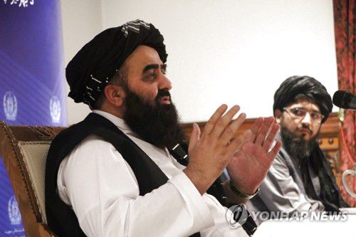 국제 지원 요청하는 아프간 탈레반 정권 외교장관[카불 신화=연합뉴스] 아프간 탈레반 정권의 아미르 칸 무타키 외교부 장관이 9월14일(현지시간) 수도 카불에서 기자회견을 하고 있다. 그는 이 자리에서 인도적 차원의 국제 지원을 요청했다. jsmoon@yna.co.kr