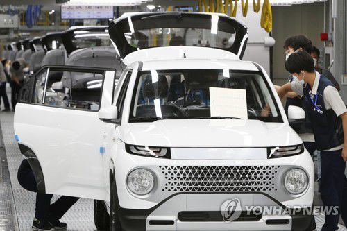 광주형일자리 1호 양산차 출고(광주=연합뉴스) 정회성 기자 = 15일 오전 광주 광산구 빛그린산업단지 내 광주글로벌모터스 완성차 공장에서 '광주형 일자리' 1호 양산차 캐스퍼가 출고되고 있다. 2021.9.15 hs@yna.co.kr