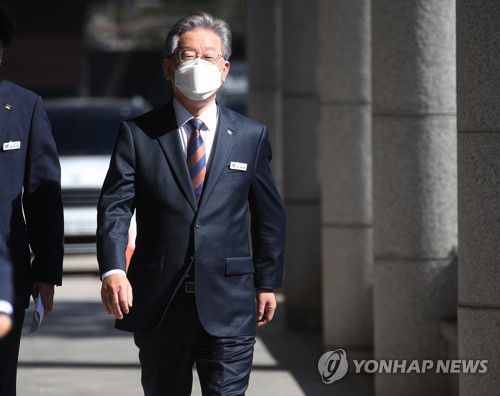 경기도의회 임시회 출석하는 이재명 경기지사(수원=연합뉴스) 홍기원 기자 = 이재명 경기도지사가 15일 오전 경기도 수원시 경기도의회에서 열린 제354회 임시회 제4차 본회의에 출석하기 위해 이동하고 있다. 2021.9.15 xanadu@yna.co.kr