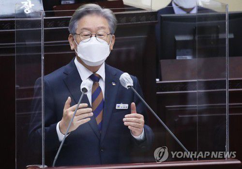 인사말 하는 이재명 경기지사(수원=연합뉴스) 홍기원 기자 = 이재명 경기도지사가 15일 오전 경기도 수원시 경기도의회에서 열린 제354회 임시회 제4차 본회의에서 제3차 경기도 재난기본소득 등이 포함된 추가경정 예산안이 통과된 후 인사말을 하고 있다. 2021.9.15 xanadu@yna.co.kr