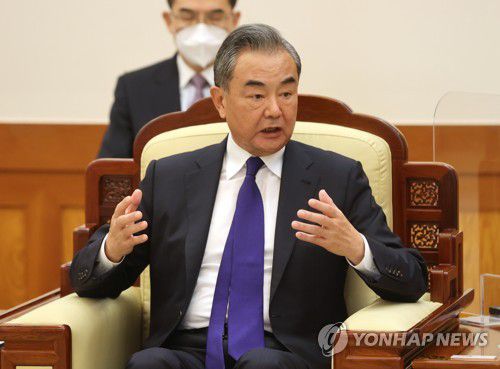 인사말 하는 왕이 외교부장(서울=연합뉴스) 최재구 기자 = 왕이 중국 국무위원 겸 외교부장이 15일 청와대 본관 접견실에서 문재인 대통령을 만나 인사말을 하고 있다. 2021.9.15 jjaeck9@yna.co.kr