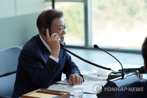 안창호함 함장과 통화하는 문 대통령(서울=연합뉴스) 문재인 대통령이 15일 국방과학연구소 안흥시험장에서 미사일 전력 발사 시험을 참관하며 잠수함 발사 비행시험에 성공한 도산 안창호함 함장과 통화하고 있다.  2021.9.15  [청와대 제공. 재판매 및 DB금지] jjaeck9@yna.co.kr