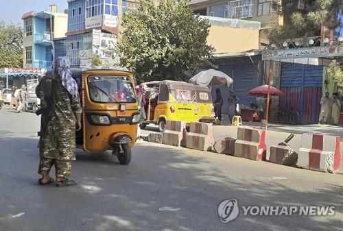 시내 순찰하는 탈레반 대원의 모습[AP=연합뉴스]