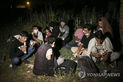 터키 도착해 휴식하는 아프간 난민들 [AP=연합뉴스 자료사진]