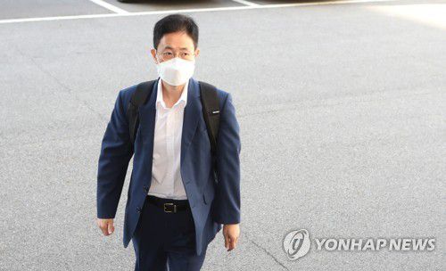 말없이 출근하는 손준성(대구=연합뉴스) 김현태 기자 = 국민의힘 대권주자인 윤석열 전 검찰총장의 고발사주 의혹 관련 고발장 작성자로 거론되는 손준성 전 대검 수사정보정책관(현 대구고검 인권보호관)이 16일 오전 대구고검으로 출근하고 있다. 2021.9.16 mtkht@yna.co.kr