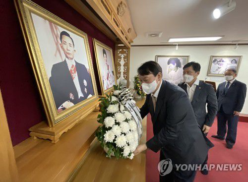 박정희 생가 찾아 헌화하는 윤석열(구미=연합뉴스) 김현태 기자 = 국민의힘 대권주자인 윤석열 전 검찰총장이 17일 경북 구미시 상모동에 있는 박정희 전 대통령의 생가를 찾아 헌화하고 있다. 2021.9.17 mtkht@yna.co.kr