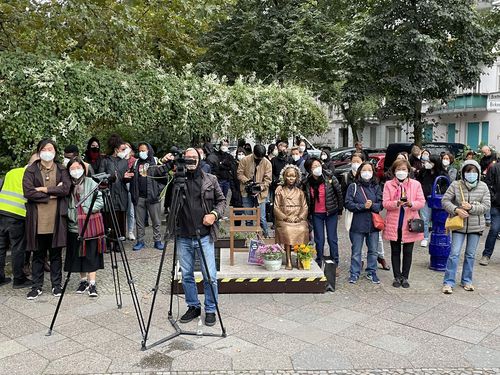 "베를린 소녀상 영원히 머물러야"(베를린=연합뉴스) 이 율 특파원 = 18일(현지시간) 시민단체 코리아협의회가 베를린 평화의 소녀상 설치 1주년을 기념해 연 콘서트 겸 영구설치 촉구집회. 2021.9.18