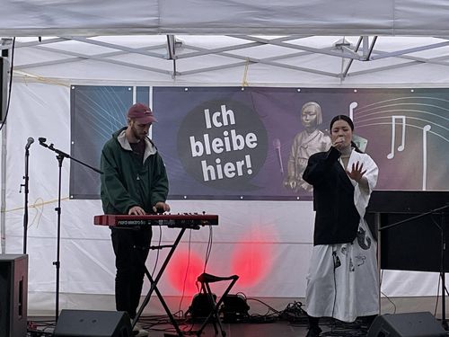 (베를린=연합뉴스) 이 율 특파원 = 18일(현지시간) 시민단체 코리아협의회가 베를린 평화의 소녀상 설치 1주년을 기념해 연 콘서트 겸 영구설치 촉구집회에서 싱어송라이터 멀레이의 공연. 2021.9.18