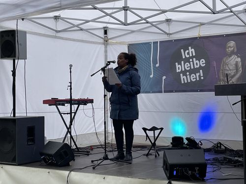 "소녀상이 여기 계속 머물기를 바랍니다"(베를린=연합뉴스) 이 율 특파원 = 18일(현지시간) 시민단체 코리아협의회가 베를린 평화의 소녀상 설치 1주년을 기념해 연 콘서트 겸 영구설치 촉구집회에서 발언하는 아납 아왈레 사민당 미테구의원 후보. 2021.9.18