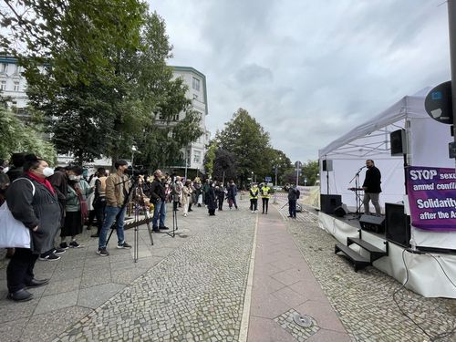 "소녀상이 계속 머물 수 있도록 최선을 다할 것"(베를린=연합뉴스) 이 율 특파원 = 18일(현지시간) 시민단체 코리아협의회가 베를린 평화의 소녀상 설치 1주년을 기념해 연 콘서트 겸 영구설치 촉구집회에서 발언하는 타일란 쿠르트 녹색당 베를린시의원 후보. 2021.9.18