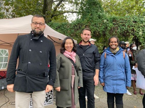 (베를린=연합뉴스) 이 율 특파원 = 18일(현지시간) 시민단체 코리아협의회가 베를린 평화의 소녀상 설치 1주년을 기념해 연 콘서트 겸 영구설치 촉구집회에서 왼쪽부터 타일란 쿠르트 녹색당 베를린시의원 후보, 한정화 코리아협의회 대표, 크리스토프 켈러 좌파당 미테구의원 후보, 아납 아왈레 사민당 미테구의원 후보. [코리아협의회 제공=연합뉴스] 2021.9.18