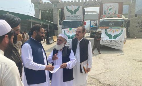 아프가니스탄으로 향하기 위해 파키스탄 북부 토르캄 검문소에서 대기 중인 파키스탄의 구호 트럭. [SNS 캡처. 재판매 및 DB 금지]