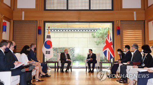 발언하는 문재인 대통령(뉴욕=연합뉴스) 최재구 기자 = 문재인 대통령이 20일(현지시각) 뉴욕 주유엔대표부 양자회담장에서 열린 보리스 존슨 영국총리와의 한·영 정상회담에서 발언하고 있다.  2021.9.21 jjaeck9@yna.co.kr