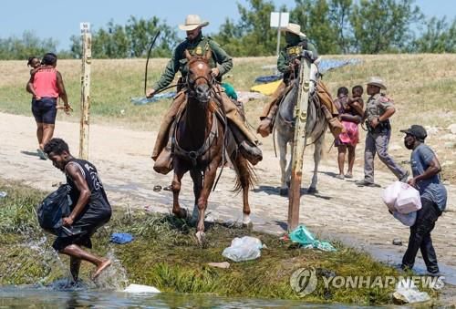 말 고삐를 휘두르는 미 국경순찰대에 쫓기는 아이티 난민들[AFP=연합뉴스]