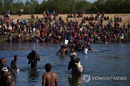 미국-멕시코 국경 불법으로 오가는 중남미 이민자들(시우다드 아쿠나 EPA=연합뉴스) 미국과 국경을 이루는 멕시코 시우다드 아쿠나의 리오그란데강을 20일(현지시간) 중남미 출신 이민자들이 불법으로 오가고 있다. 이곳 국경지대에는 대부분 아이티인들인 이민자 1만4천여 명이 미국행을 꿈꾸며 노숙하고 있다. 미정부는 신종 코로나바이러스 감염증(코로나19) 확산 방지를 명목으로 제정된 추방 규정에 따라 이들을 본국으로 돌려보내고 있다. sungok@yna.co.kr