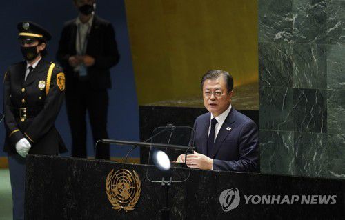 유엔 총회 기조연설 하는 문 대통령(뉴욕=연합뉴스) 최재구 기자 = 문재인 대통령이 21일(현지시각) 미국 뉴욕 유엔 총회장에서 기조연설을 하고 있다. 2021.9.22 jjaeck9@yna.co.kr