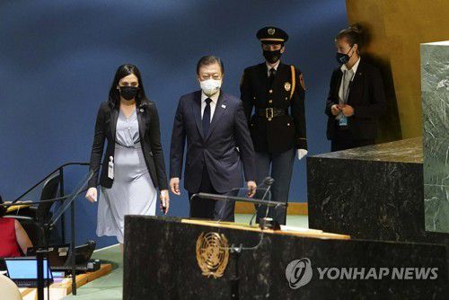 유엔 총회장 들어서는 문 대통령(뉴욕=연합뉴스) 최재구 기자 = 문재인 대통령이 21일(현지시각) 미국 뉴욕 유엔 총회장에 들어서고 있다. 2021.9.22 jjaeck9@yna.co.kr