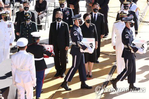 유해 운구 지켜보는 문재인 대통령(호놀룰루=연합뉴스) 최재구 기자 = 문재인 대통령과 김정숙 여사가 22일(현지시각) 미국 히캄 공군기지 19번 격납고에서 열린 한미 유해 상호 인수식에서 유해 운구를 지켜보고 있다. jjaeck9@yna.co.kr