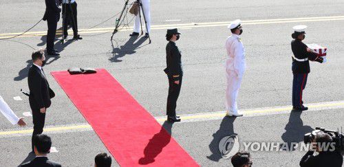 유해 운구 지켜보는 문재인 대통령(호놀룰루=연합뉴스) 최재구 기자 = 문재인 대통령이 22일(현지시각) 미국 히캄 공군기지 19번 격납고에서 열린 한미 유해 상호 인수식에서 유해 운구를 지켜보고 있다.   2021.9.23 jjaeck9@yna.co.kr