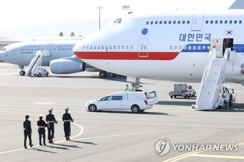 유해 운구하는 의장병(호놀룰루=연합뉴스) 최재구 기자 = 문재인 대통령과 김정숙 여사가 참석한 가운데 22일(현지시각) 미국 히캄 공군기지 19번 격납고에서 열린 한미 유해 상호 인수식에서 의장병이 유해를 항공기로 운구하고 있다. jjaeck9@yna.co.kr