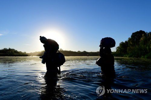 리오그란데강 건너는 아이티인들 [AFP=연합뉴스]
