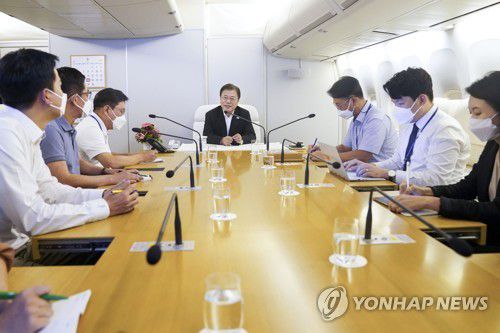 문재인 대통령, 귀국 중 기내 간담회(호놀룰루=연합뉴스) 최재구 기자 = 유엔총회와 하와이 순방 일정을 마친 문재인 대통령이 23일(현지시각) 공군 1호기로 귀국 중 기내에서 순방에 동행한 기자들과 간담회를 하고 있다. jjaeck9@yna.co.kr