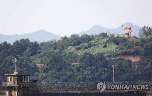 남북관계 회복되나(파주=연합뉴스) 신준희 기자 = 24일 경기도 파주시 접경지역에서 바라본 임진강변에 남북 초소가 마주보고 있다.     김여정 북한 노동당 부부장은 이날 문재인 대통령의 종전선언 제안에 대해 비교적 긍정적인 평가를 하며 남측이 적대적이지만 않다면 관계 회복을 논의할 용의까지 있다고 밝혔다. 2021.9.24 hama@yna.co.kr