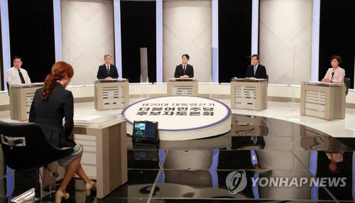 민주당 대선 후보자 토론회(부산=연합뉴스) 손형주 기자 = 24일 오후 부산 KBS부산에서 열린 더불어민주당 대선 경선 후보자 토론회에서 후보들이 토론을 준비하고 있다. 왼쪽부터 김두관, 이재명, 박용진, 이낙연, 추미애 후보. 2021.9.24 handbrother@yna.co.kr
