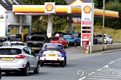 영국 주유소 대기 줄[로이터=연합뉴스]