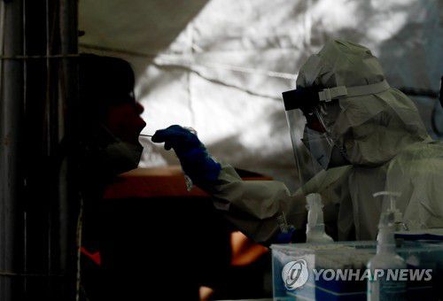 추석 연휴 이후 코로나19 확산세는?(부산=연합뉴스) 지난 23일 오후 부산 연제구 부산시청 등대광장에 마련된 임시선별진료소에서 시민들이 신종 코로나바이러스 감염증(코로나19) 검사를 받고 있다. 추석 연휴가 끝난 이날 부산에서 20명대 신종 코로나바이러스 감염증(코로나19) 확진자가 나왔다. 연휴에 고향 등 타지역 방문자가 많고 코로나19 잠복기를 고려하면 안심할 상황이 아니어서 조금이라도 증상이 있으면 진단검사를 받으라고 방역 당국은 말했다. [연합뉴스 자료사진]