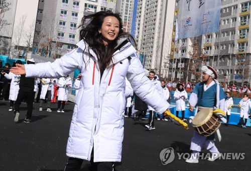 평창올림픽 입촌식에서 춤추는 민유라[연합뉴스 자료사진]