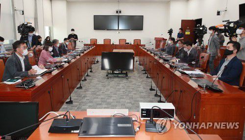 언론중재법 8인 협의체(서울=연합뉴스) 진성철 기자 = 26일 서울 여의도 국회에서 언론중재법 8인 협의체 회의가 열리고 있다.  2021.9.26   [국회사진기자단] zjin@yna.co.kr